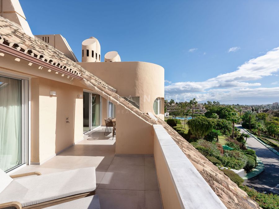 Exceptional Apartment located in the prestigious Las Brisas Country Club, Nueva Andalucia