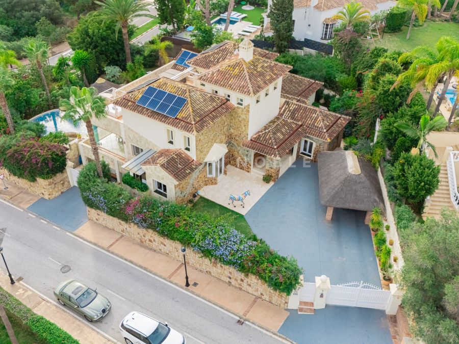 Wunderschöne Villa mit 5 Schlafzimmern im renommierten Santa Maria Golf-Gebiet von Elviria