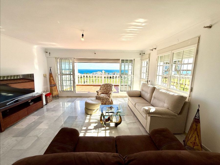 Super house frontline golf with panormaic seaviews, easy walk to La Duquesa Port