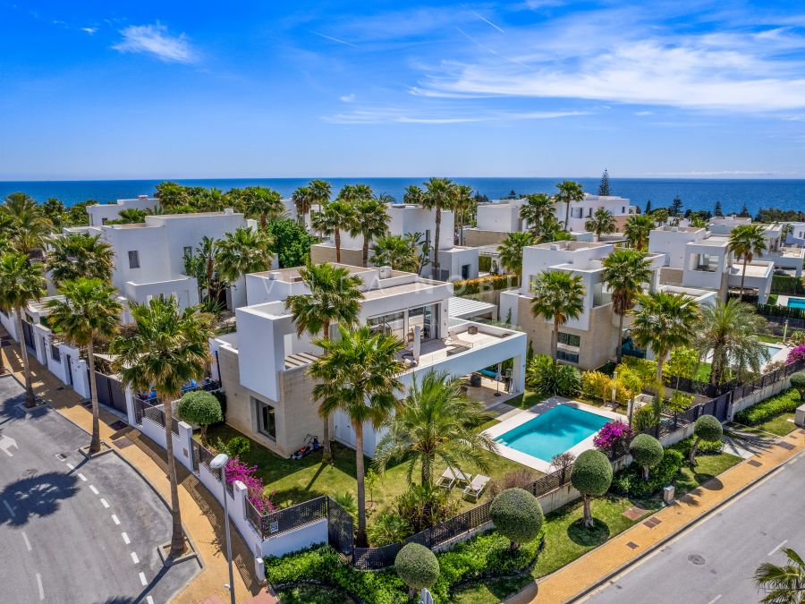 SCHÖNE MODERNE VILLA MIT SPEKTAKULÄREM SONNENUNTERGANG AUF DIE CONCHA-BERGE IN LA FINCA DE MARBELLA