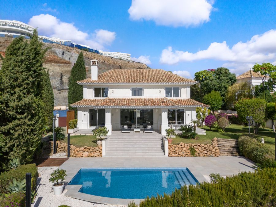 LOVELY RENOVATED FRONTLINE GOLF VILLA WITH SEA AND GOLF VIEWS IN LA QUINTA, BENAHAVIS