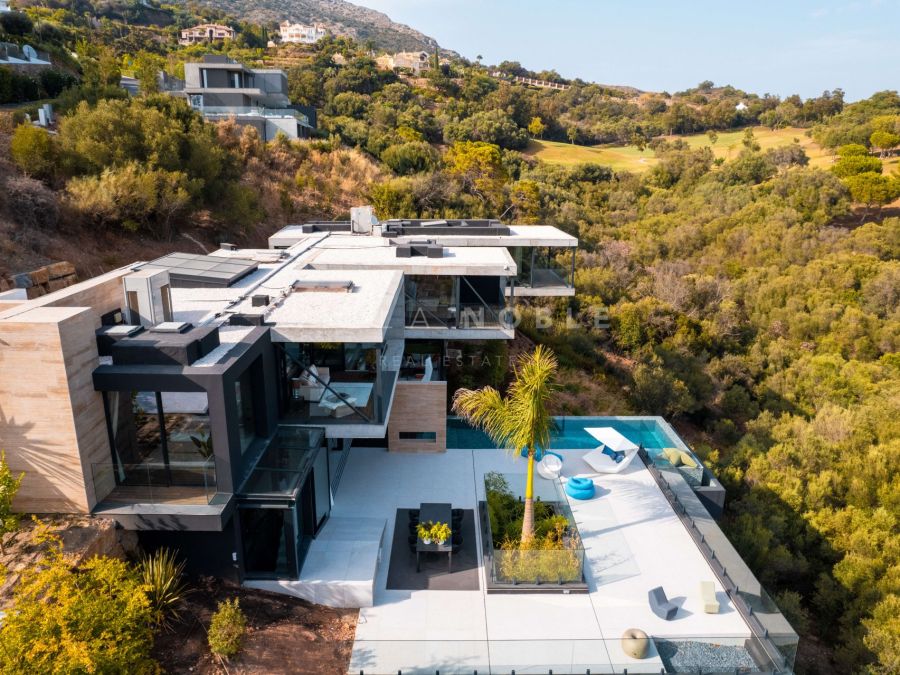 Moderna villa de 5 dormitorios en primera línea de golf con impresionantes vistas en Marbella Club Golf Resort en Benahavis