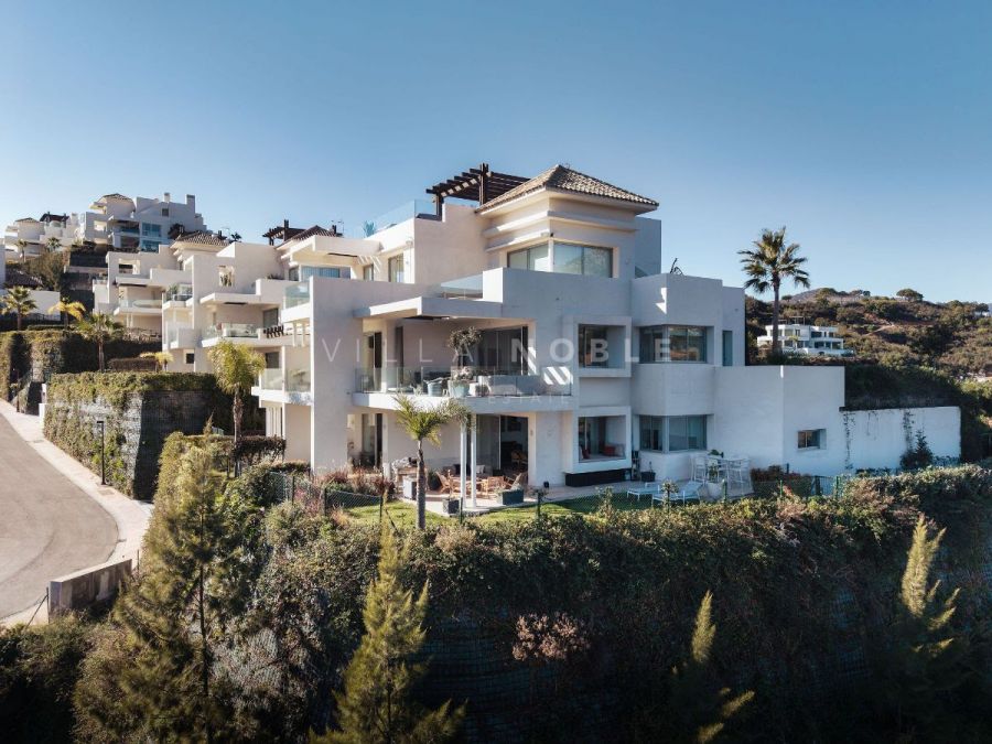 APARTAMENTO DUPLEX EN PLANTA BAJA EN ESQUINA CON FANTÁSTICAS VISTAS EN MARBELLA CLUB HILLS, BENAHAVIS