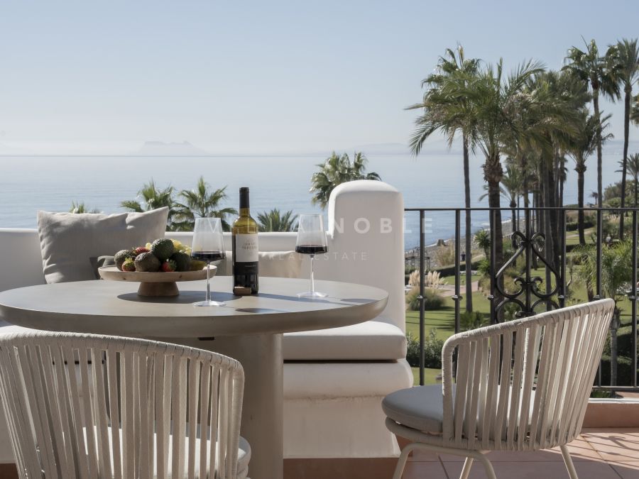 Fantastisches Luxus-Penthouse in erster Strandlinie, nur wenige Gehminuten von den Geschäften und Restaurants von Estepona entfernt