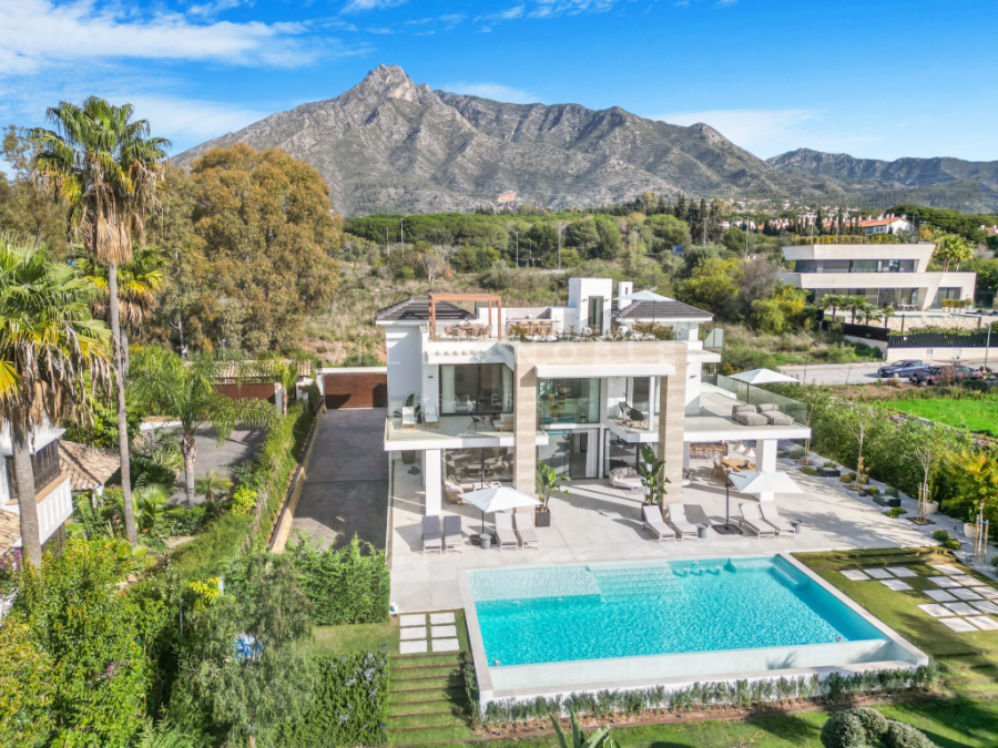 Villa a estrenar en Lomas del Marqués, una exclusiva comunidad cerrada justo encima del Puente Romano en la Milla de Oro de Marbella