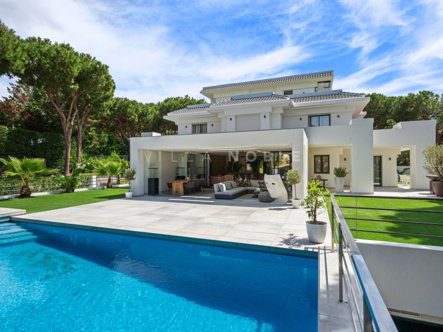 MAGNÍFICA VILLA DE 6 DORMITORIOS DE ESTILO MODERNO EN HACIENDA LAS CHAPAS EN MARBELLA ESTE