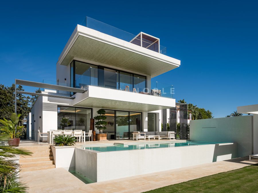 IMPRESIONANTE VILLA CONTEMPORÁNEA, A POCA DISTANCIA DE LA PLAYA, EN LA NUEVA MILLA DE ORO, JUNTO A LA PLAYA, ESTEPONA