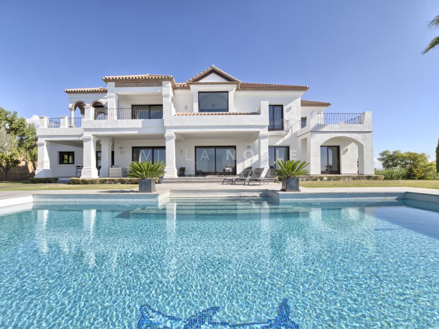 Villa de primera calidad situada en una de las mejores parcelas de Los Flamingos Golf Resort, Benahavis