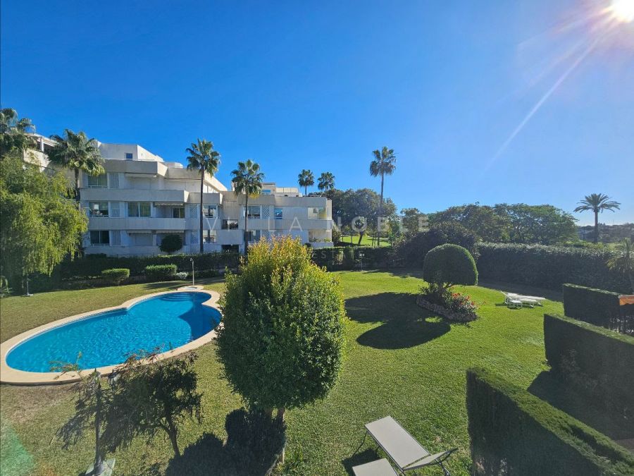 Atemberaubendes zweistöckiges Stadthaus mit 3 Schlafzimmern im Herzen von Nueva Andalucía, Marbella