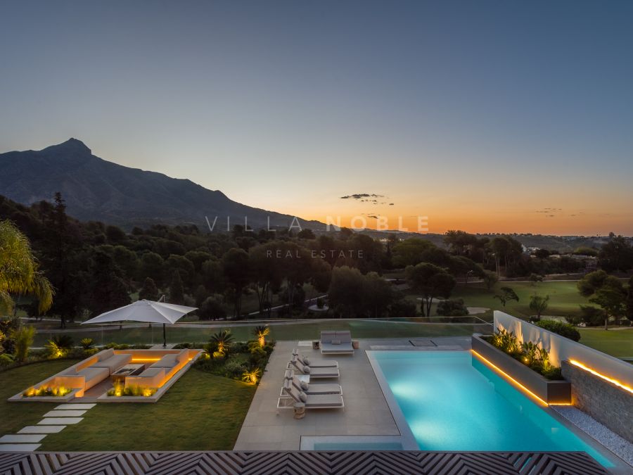 Lujosa villa en primera línea de golf en Aloha con vistas al mar y a la montaña, Nueva Andalucía.