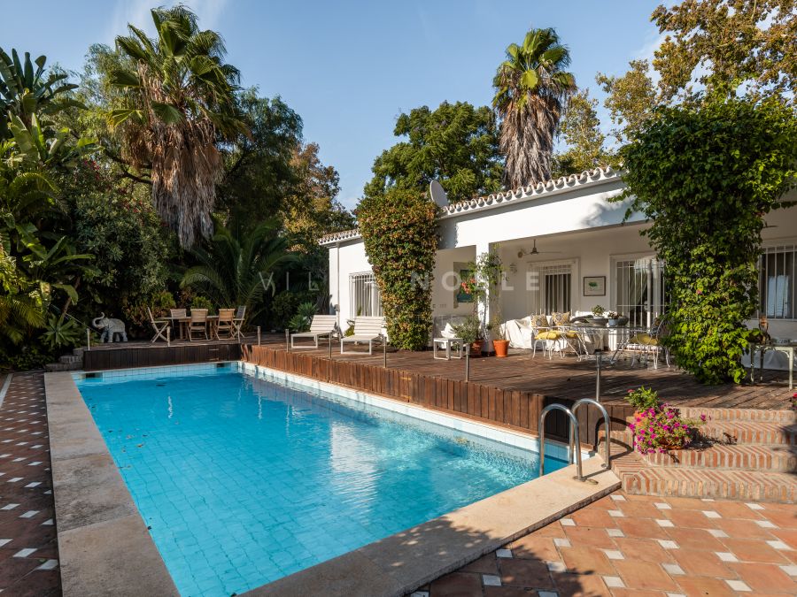 Prestigiosa villa en primera línea de golf en Guadalmina Alta, Marbella