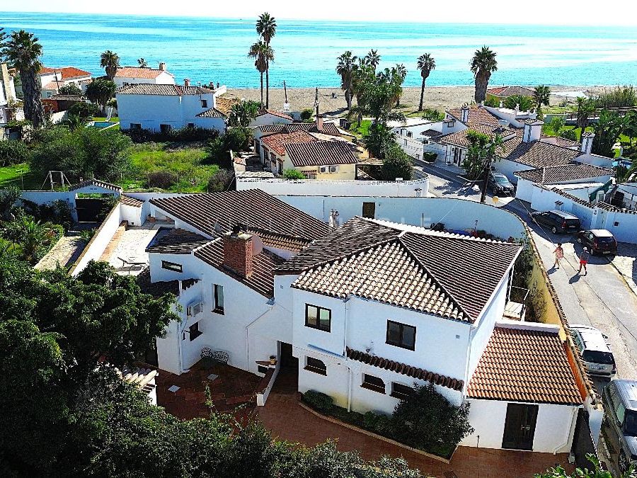 Traditional Andalusian style villa less than 100 metres from the beaches of West Estepona