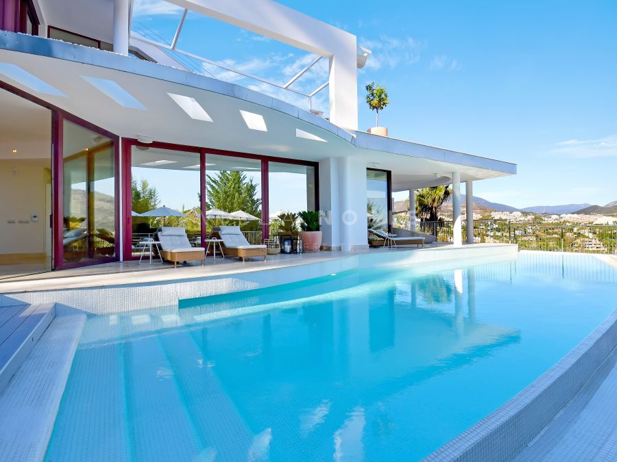 Impresionante villa situada en el Valle del Golf de Nueva Andalucía, a un corto trayecto en coche de Puerto Banús y las playas de los alrededores