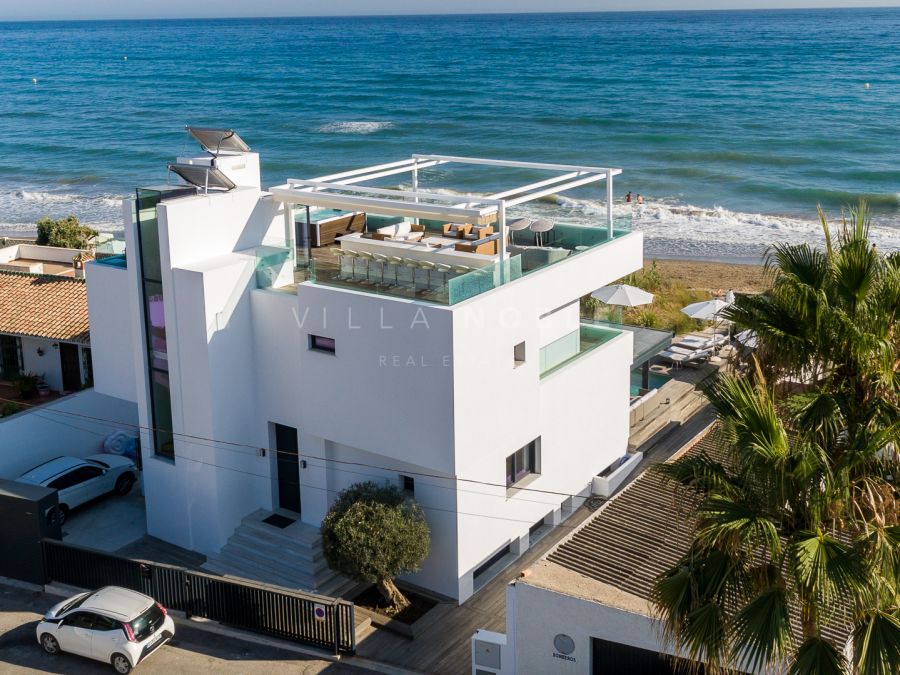 Moderne Villa in erster Strandlinie in Costabella