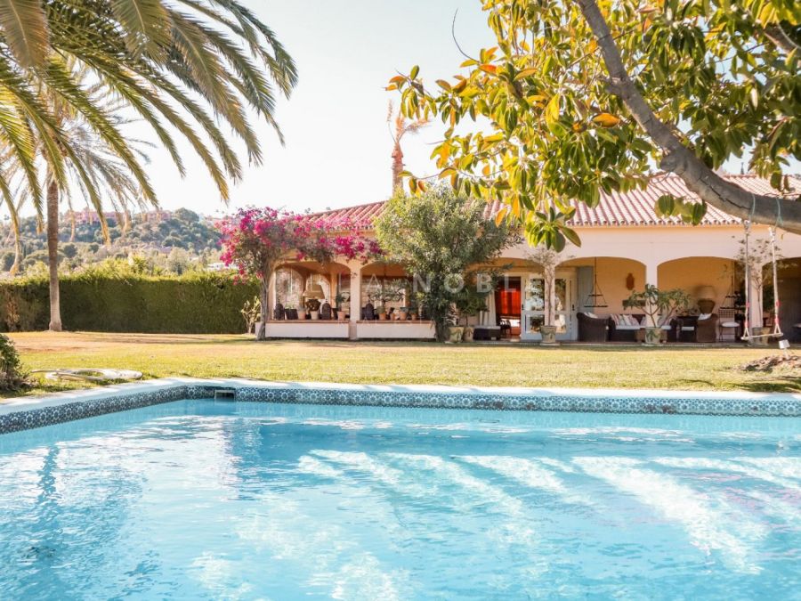 Preciosa villa andaluza con carácter en venta en Benahavís