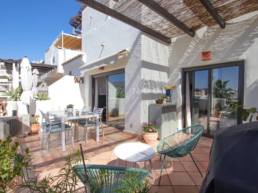 Beautifully presented 2-bedroom apartment located in the exclusive area of Sunset Golf, Estepona