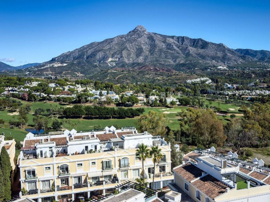 Duplex Penthouse with Panoramic Views in Aloha Gardens, Nueva Andalucia