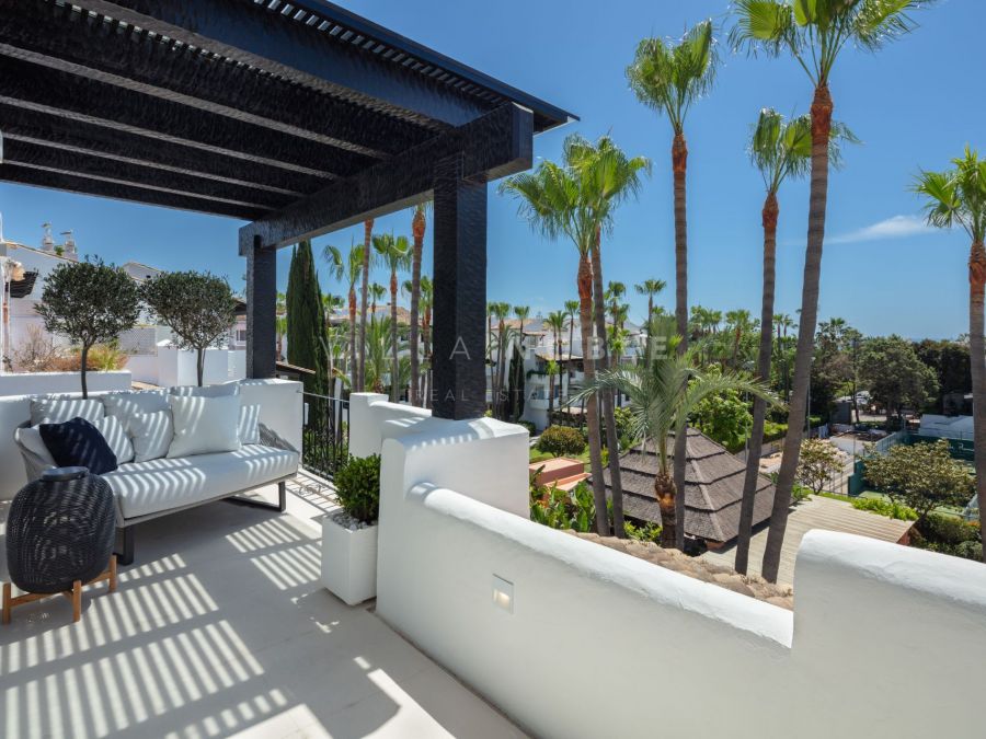 MODERNE DUPLEX-WOHNUNG IN PUENTE ROMANO GOLDEN MEILE MARBELLA