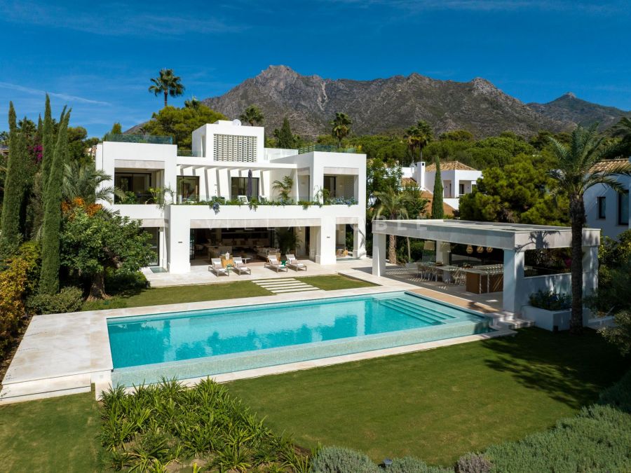 Espectacular villa en la urbanización cerrada de Altos Reales en la Milla de Oro de Marbella