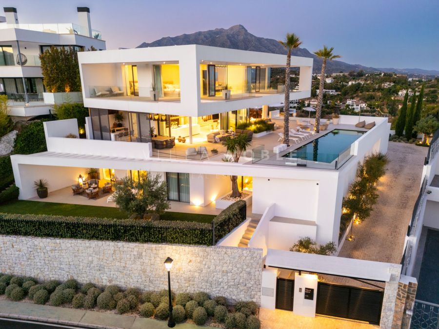 A contemporary villa with panoramic views in La Quinta