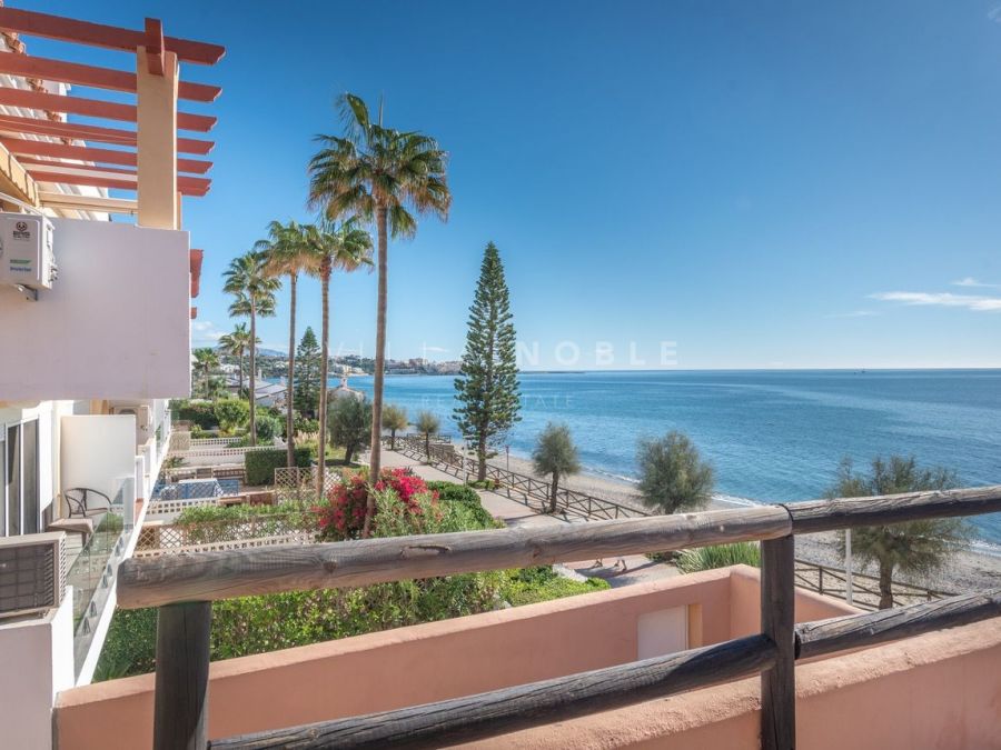 Renovierungsprojekt; Außergewöhnliches Maisonette-Apartment in erster Strandlinie in Estepona