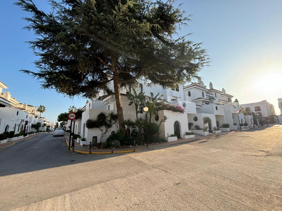 Casa adosada reformada en El Albayalde a poca distancia de Cancelada y la playa