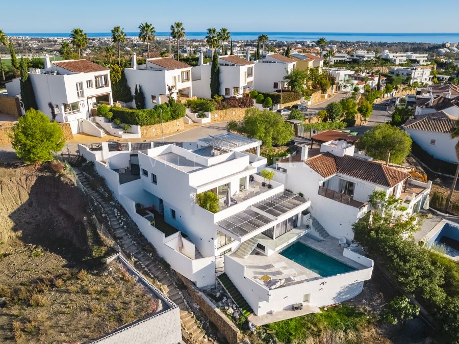 NUEVA VILLA MODERNA CON VISTAS AL GOLF EN LA ALQUERÍA, BENAHAVÍS