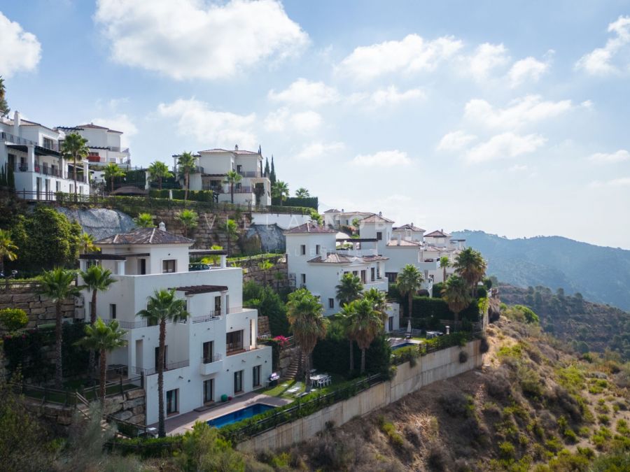 Beautiful and spacious detached villa within the exclusive gated community of Benahavis Hills Country Club