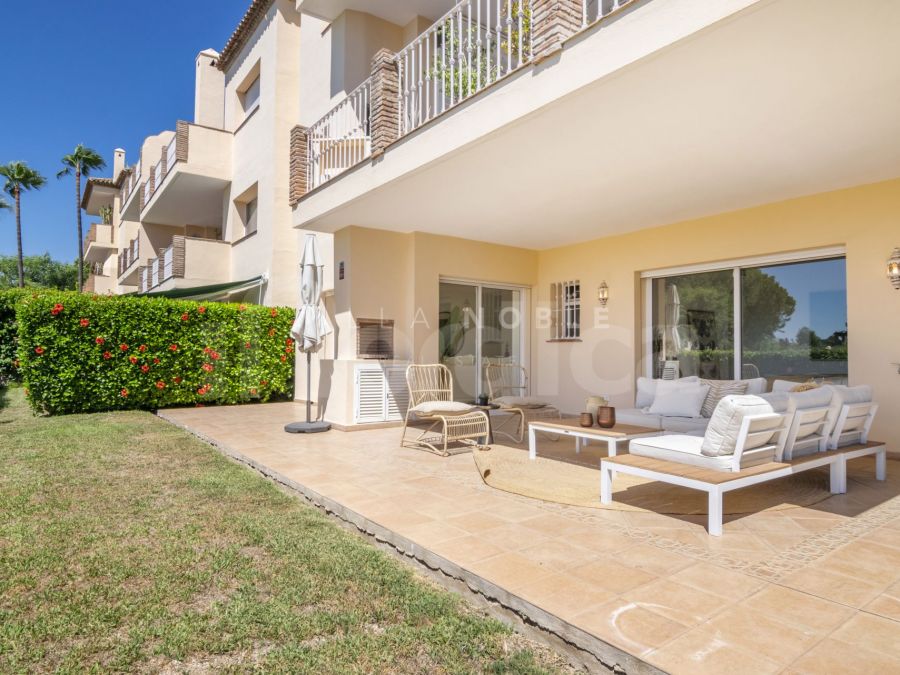 Nach Süden ausgerichtete Eckwohnung mit drei Schlafzimmern im Erdgeschoss in Pueblo de Las Brisas, Nueva Andalucia