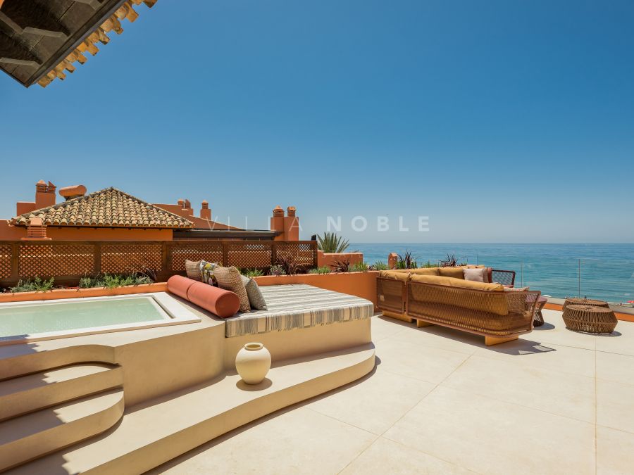 Atemberaubendes Duplex-Penthouse in erster Strandlinie in La Morera, Marbella Ost