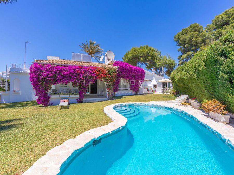 Reizende mediterrane Villa in erster Golflinie von Guadalmina Alta