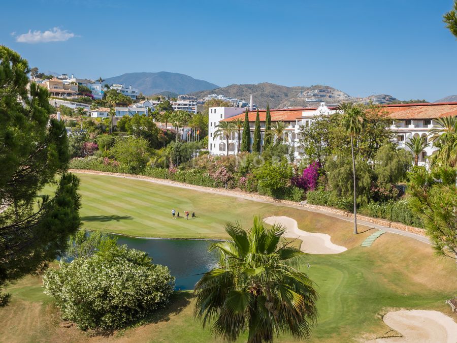 ESPACIOSA CASA ADOSADA EN PRIMERA LÍNEA DE GOLF EN LAS ENCINAS, LA QUINTA, BENAHAVÍS