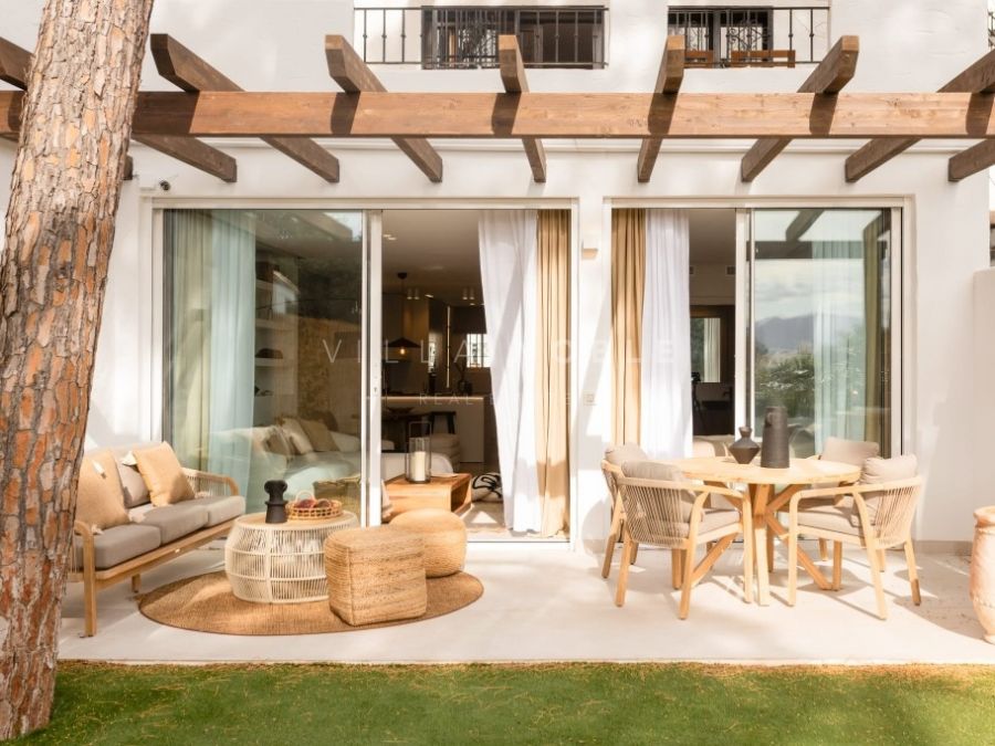 APARTAMENTO CON JARDÍN EXQUISITAMENTE REFORMADO EN LOS PINOS DE ALOHA, NUEVA ANDALUCIA