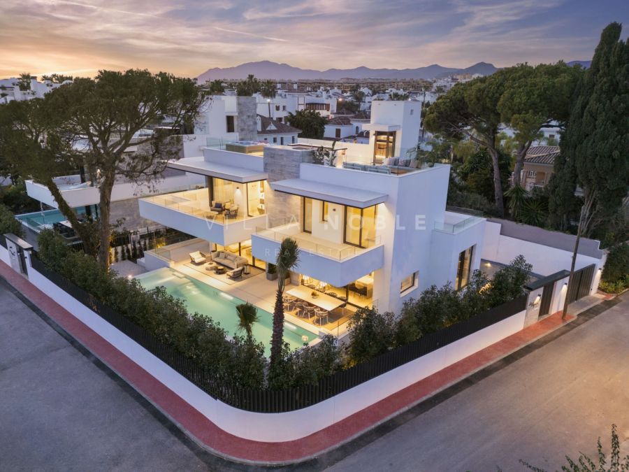 Villa moderna con interiores de Pedro Peña en Cortijo Blanco, San Pedro