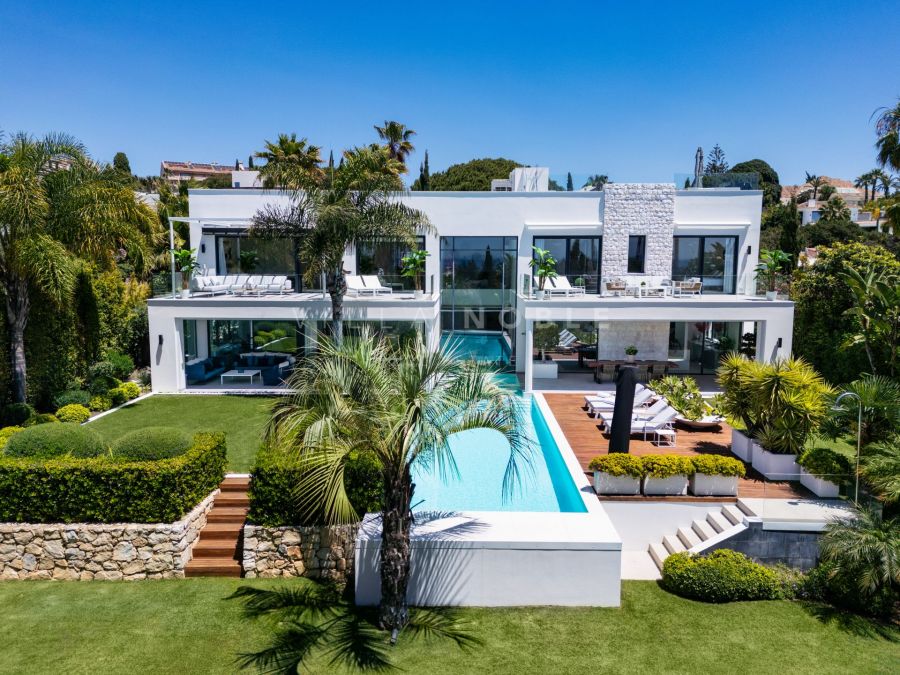 VILLA GALARDONADA CON UNA UBICACIÓN PRIVILEGIADA EN MARBELLA ESTE