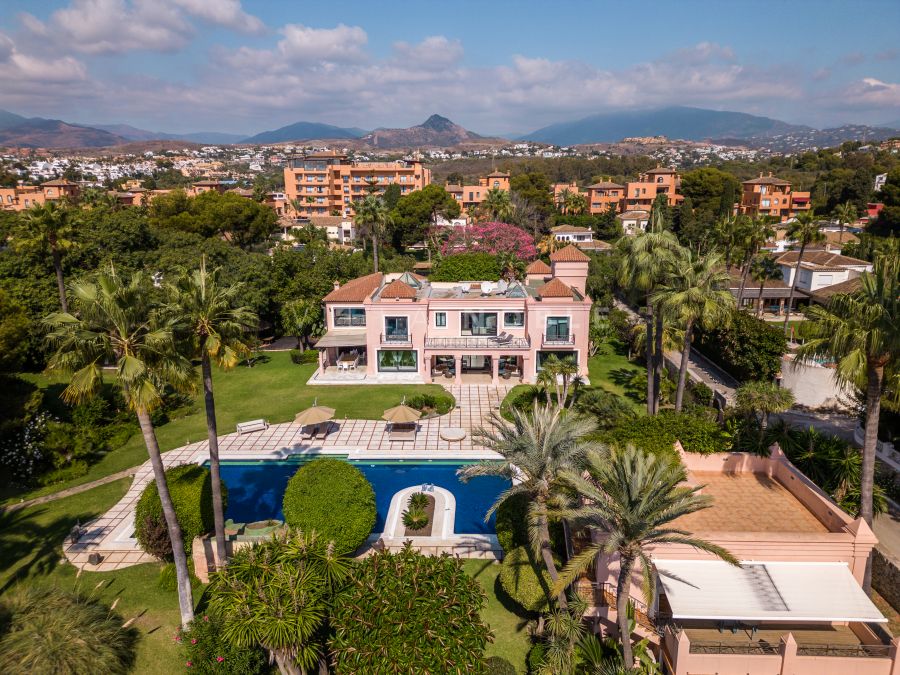 Una exclusiva villa de 8 dormitorios con pista de tenis privada junto a la playa en Estepona