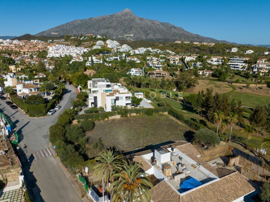 Grundstück in erster Golflinie in Nueva Andalucia bietet Panoramablick