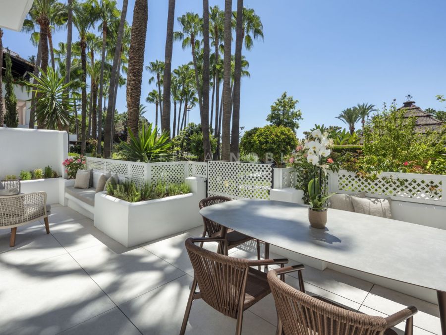 IMPRESIONANTE APARTAMENTO EN PLANTA BAJA EN PUENTE ROMANO, MILLA DE ORO DE MARBELLA