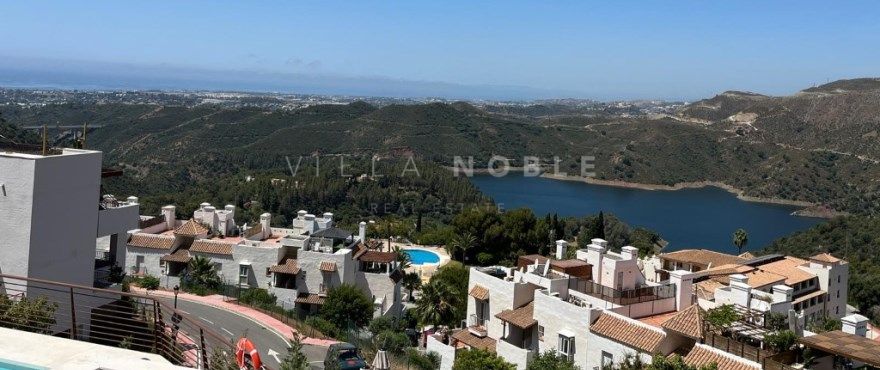 New 3-bed townhouses with private garden and solarium in Istan