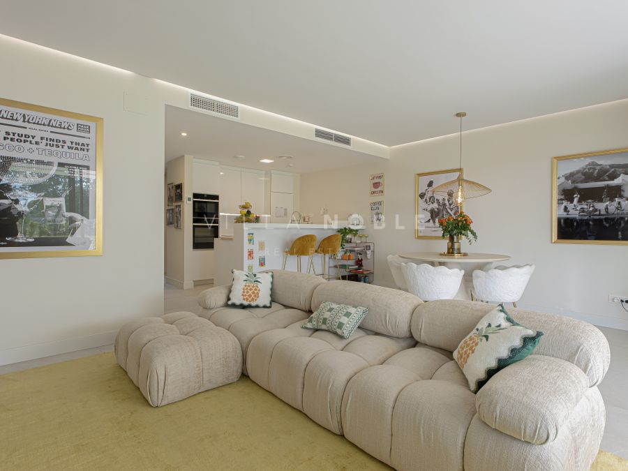 Eck-Erdgeschosswohnung mit großem Privatgarten direkt am Golfplatz. - Artola Homes