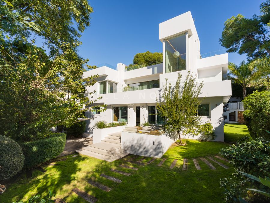 Contemporary Villa in Nueva Andalucia