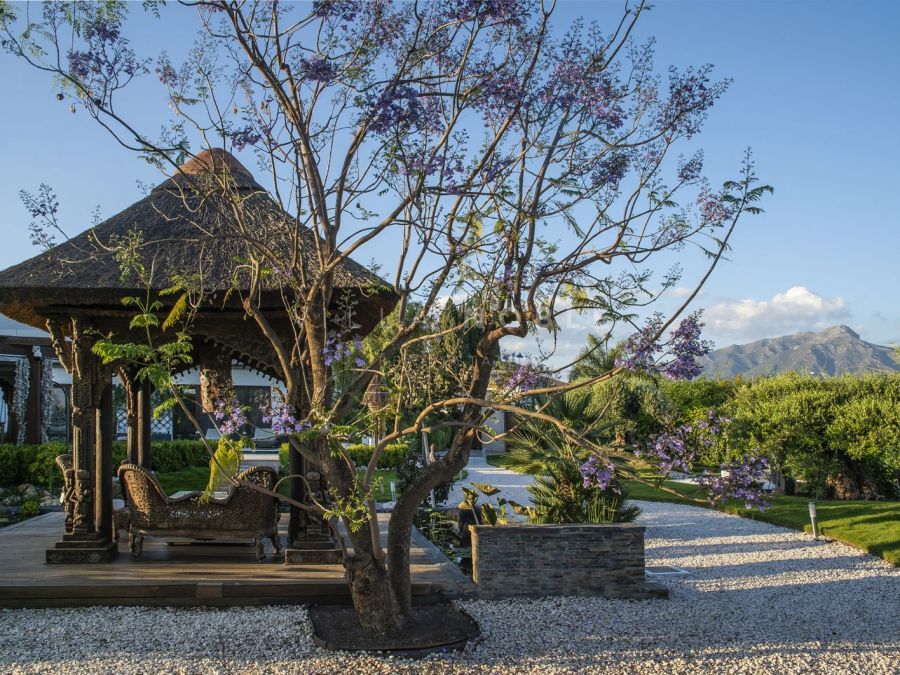 EXKLUSIVE LUXUSVILLA MIT MEER- UND BERGBLICK, 5 KM VON PUERTO BANÚS ENTFERNT