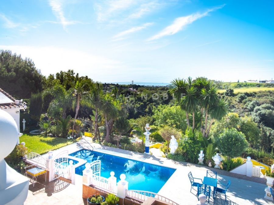 Preciosa villa de estilo mediterráneo a solo 2 km del centro de Estepona y a 4 minutos en coche de la playa.