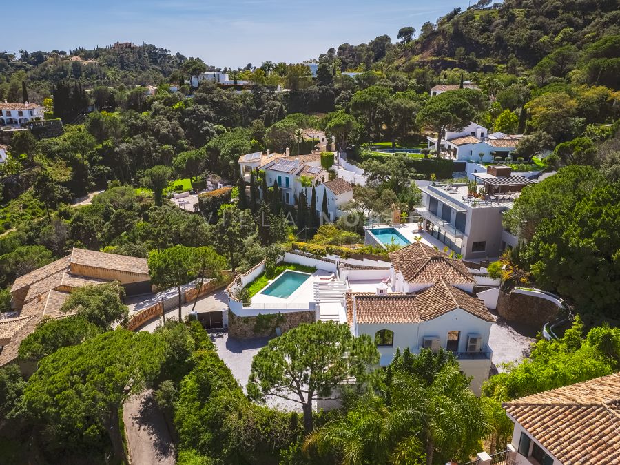 VILLA DE LUJO ELEGANTEMENTE RENOVADA EN LA URBANIZACIÓN RESIDENCIAL EL MADROÑAL, BENAHAVÍS