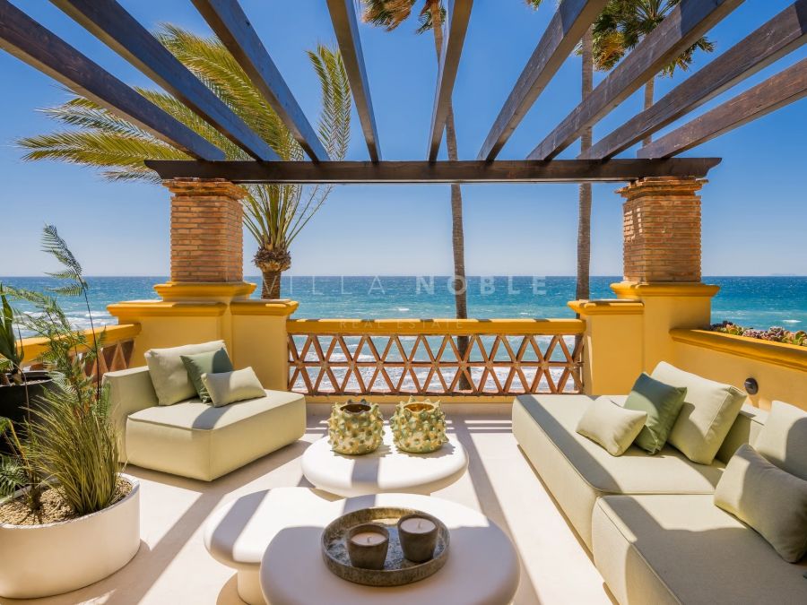 Komplett renoviertes Apartment in erster Strandlinie mit atemberaubendem Blick in Rio Real, Marbella