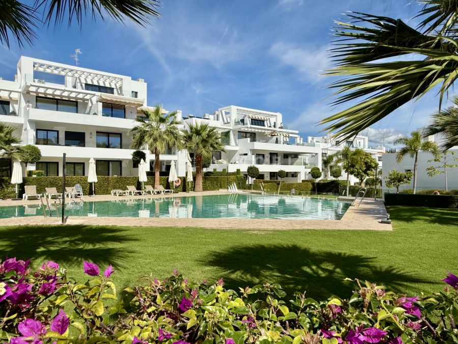 Estepona - Cortijo del Golf Luxurious and spacious apartment with private garden in Cortijo del Golf, Estepona East