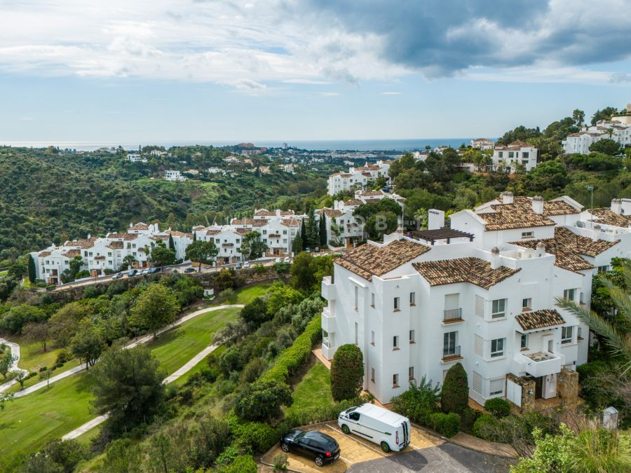 Elegante apartamento con vistas panorámicas en Altos de La Quinta, Benahavís