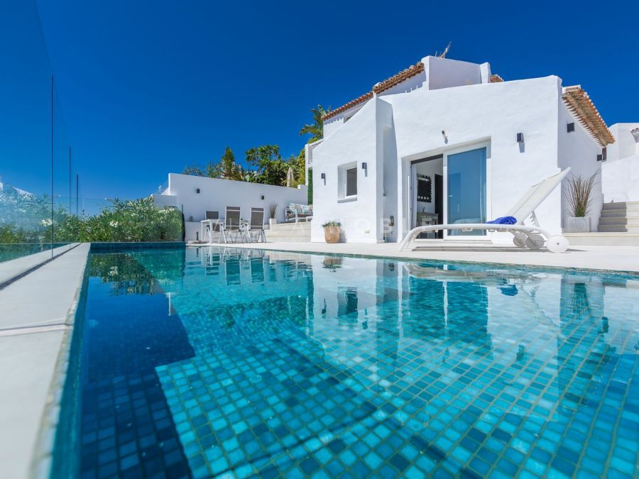 Villa for sale in Estepona Golf, Estepona West