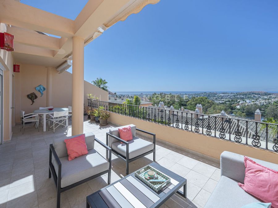Traumhaftes Duplex-Penthouse mit atemberaubendem Meerblick in Nueva Andalucía