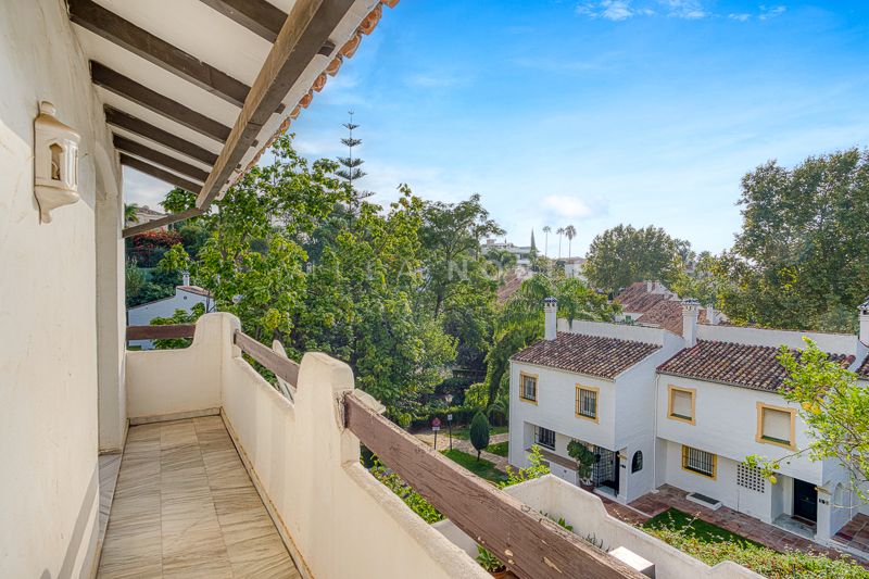 Charmantes Reihenhaus mit 3 Schlafzimmern in der begehrten, geschlossenen Wohnanlage El Capricho an Marbellas Goldener Meile